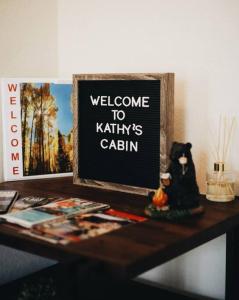 een bord bovenop een tafel met een tafel bij Cheerful Kathys Cabin, Hot Tub, King Bed, Airport, Snowbowl, NAU, Downtown attractions! in Flagstaff