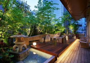 Taman di luar Hotel Niwa Tokyo