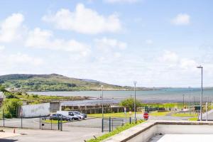 een parkeerplaats met uitzicht op een waterlichaam bij Bridge Inn Studio Apartments in Donegal