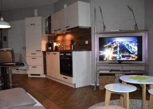 una cocina con una gran TV en una cocina con mesas en NewPort Weser, NewPort Marina, en Bremerhaven