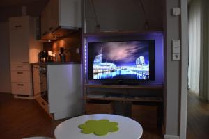 sala de estar con TV y mesa en NewPort Weser, NewPort Marina, en Bremerhaven