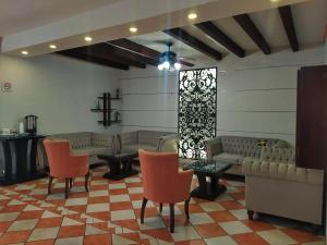 - un hall avec des canapés, des chaises et une table dans l'établissement Hotel Los Girasoles, à Tepic