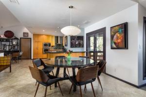 Sleek Sedona Abode with Hot Tub and Outdoor Hangout! tesisinde mutfak veya mini mutfak