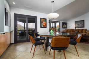 Sleek Sedona Abode with Hot Tub and Outdoor Hangout! tesisinde bir oturma alanı