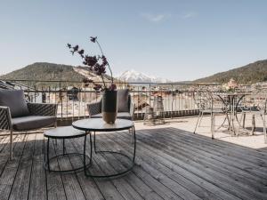 d'une terrasse avec une table et un vase. dans l'établissement VAYA Seefeld, à Seefeld in Tirol