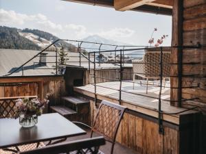 d'un balcon avec une table et des chaises et une vue. dans l'établissement VAYA Seefeld, à Seefeld in Tirol