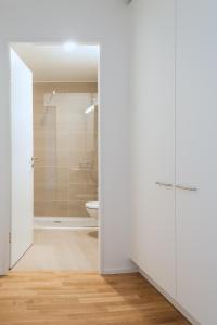 A bathroom at HITrental Messe Apartments