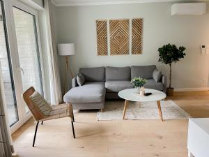 un soggiorno con divano e tavolo di Ferienwohnung Swedish Summer a Scharbeutz