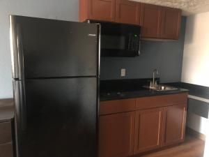 Kitchen o kitchenette sa Days Inn by Wyndham Indianapolis South