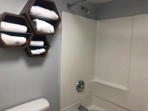 Bathroom sa Days Inn by Wyndham Indianapolis South