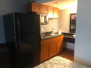 Kitchen o kitchenette sa Days Inn by Wyndham Indianapolis South