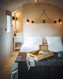 Una cama o camas en una habitación de Glamping Limburg - nabij Nationaal Park Hoge Kempen