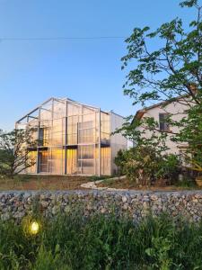 una casa de cristal en medio de un jardín en Anonima Agricola, en Orbetello