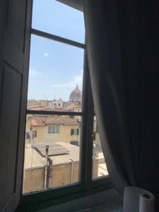 ein Fenster mit Stadtblick in der Unterkunft Short Stop Room in Florenz