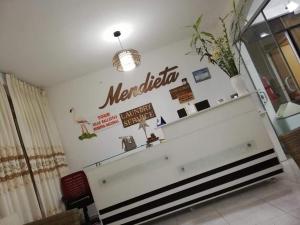 パラカスにあるHostal Mendietaの白い壁の部屋