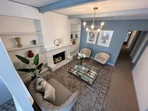 an overhead view of a living room with a fireplace at Hotel Florencia in Viña del Mar