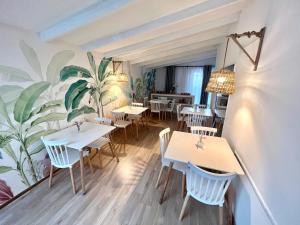 a restaurant with tables and chairs and a mural at Hotel Florencia in Viña del Mar