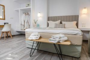 Korali Boutique Hotel tesisinde bir odada yatak veya yataklar