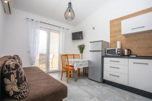 Majoituspaikan Apartments Nedo Dalmatia keittiö tai keittotila