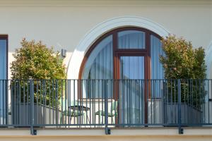 balcone con porta in vetro e tavolo di B&B Pod vrbo a Lubiana