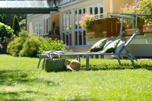 um par de cadeiras sentadas na relva num quintal em Hotel Riedenburg em Bad Füssing