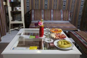 a table with two plates of food and drinks on it at بيرحاء إبراء للسياحة in Ibrā