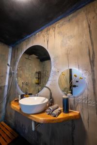 bagno con lavandino e specchio di Bashtin Dom - Skabrin House a Bansko