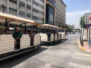 2 trolleybus remplis de personnes circulant dans une rue dans l'établissement Royal Blue Grand Suite No 2, au Pirée