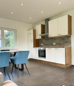 A kitchen or kitchenette at Finca Berlin nähe Olympiastadion