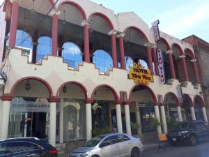 um edifício com arcos vermelhos e brancos numa rua em Hotel Viru Viru 1 em Santa Cruz de la Sierra