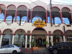 um hotel com uma placa na frente de um edifício em Hotel Viru Viru 1 em Santa Cruz de la Sierra