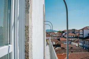 una vista da una finestra della città di Casa Guerreiro - Regina Hotel Group a Viana do Castelo