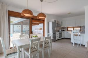 Villa Milena with private pool, Vlicha beach Lindos廚房或簡易廚房