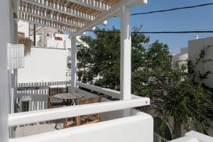 - un balcon blanc avec une table et des chaises dans l'établissement TERRA FOS NAXOS STUDIOS, à Naxos Chora