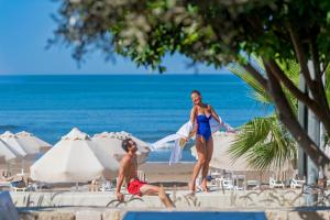 un hombre y una mujer en la playa en Melas Resort Hotel, en Side