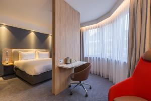 Holiday Inn Express Brussels-Grand-Place, an IHG Hotel में एक कमरे में एक या कई बेड