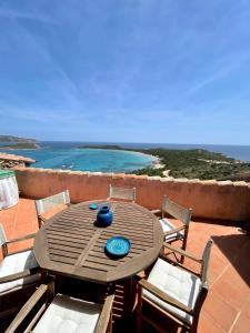 een tafel op een balkon met uitzicht op de oceaan bij SAN TEODORO PUNTA EST STUPENDO TRILOCALE VISTA MARE in Capo Coda Cavallo