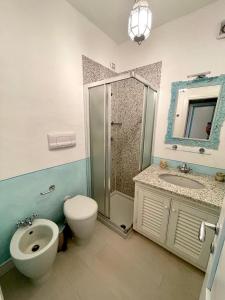 een badkamer met een douche, een toilet en een wastafel bij SAN TEODORO PUNTA EST STUPENDO TRILOCALE VISTA MARE in Capo Coda Cavallo