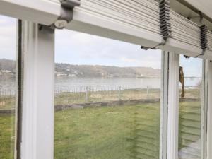 a window with a view of the water at Bwthyn Siliwen Old Bath House in Bangor