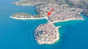 uma vista aérea de uma ilha com uma seta vermelha em Rooms 22 - Beachfront em Primošten