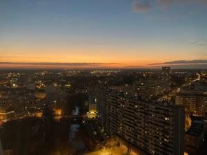 レンヌにあるRennes vue des Horizonsの建物からの夜の街並み