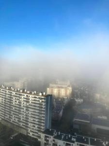 レンヌにあるRennes vue des Horizonsの高層ビル群の霧の街並み