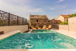 une piscine sur le toit d'une maison dans l'établissement Bol Summer Residence, à Bol