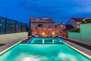 une piscine sur le toit d'une maison dans l'établissement Bol Summer Residence, à Bol