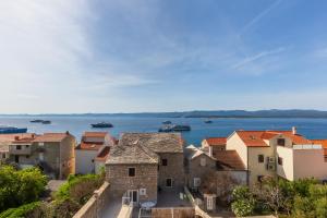 - une vue sur une ville avec des bateaux dans l'eau dans l'établissement Bol Summer Residence, à Bol