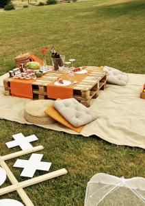 un picnic en un campo con una mesa en Casinhas da Póvoa- Turismo Natureza, en Castelo de Vide