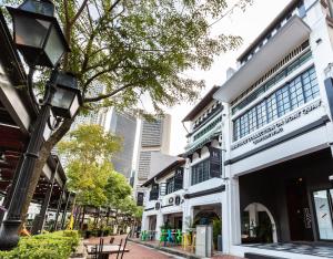 Heritage Collection on Boat Quay - Quayside Wing - Mobile App Check-In في سنغافورة: شارع في مدينة ذات مباني طويلة