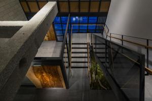 una escalera de caracol en un edificio con ventanas en HOTEL THE FLAG Shinsaibashi, en Osaka