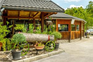 En trädgård utanför Hotel Center Bohinjsko Jezero