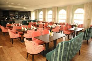 a dining room filled with tables and chairs at Seepavillon Rheinsberg in Rheinsberg